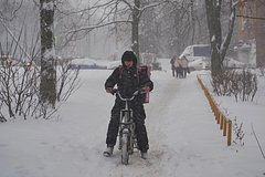 Москва столкнулась с нехваткой курьеров во время снегопадов